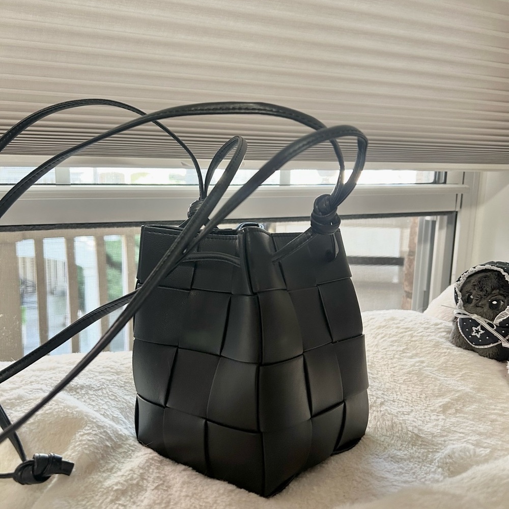 bottega veneta cassette bucket crossbody bag